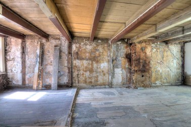 <p>HDR foto van het houtskelet met tussenbalken op de verdieping. De korbelen van het houtskelet zijn allemaal verdwenen, de muurstijlen bleven bewaard. </p>
